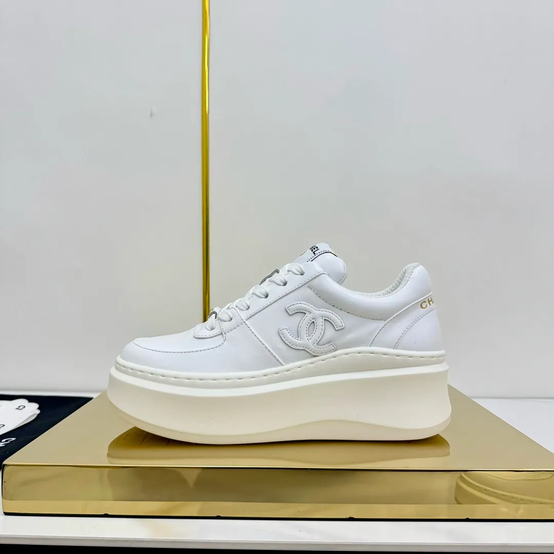 👟👟Ex-factory price 600👟👟 Upgraded version, upgraded version, upgraded version! No rebuttal accepted! ! ! ! Chanel Chanel panda shoes! 2025 counter's top casual sports shoes. This classic design; the upper is electro-embroidered with a variety of techniques; the outsole is fashionable and sporty; the unusual inclusion of a variety of color matching elements... The diversified mix and match is very good-looking and versatile, and can be used for leisure, fashion, sports, and outdoor... ꫛꫀꪝ Go➫ Materials: ❶Upper made of: original imported first-layer silk cowhide + original waterproof cloth + original first-layer cowhide ❷Inner lining: Original Yangli+Net ❸Outsole based on: Original TPU combination outsole Counter boutique packaging complete set for women 35–41 👉 👉 👉 👉